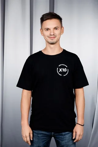 Футболка черная Х10 Движение (КРУГ)